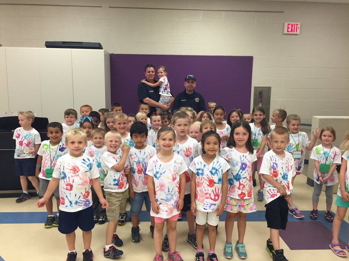 SusanCloverDrum's tweet photo. @breslinskinders @Mrs_Munro_K in music class w our first responder! https://t.co/3rQ7AiBBiW