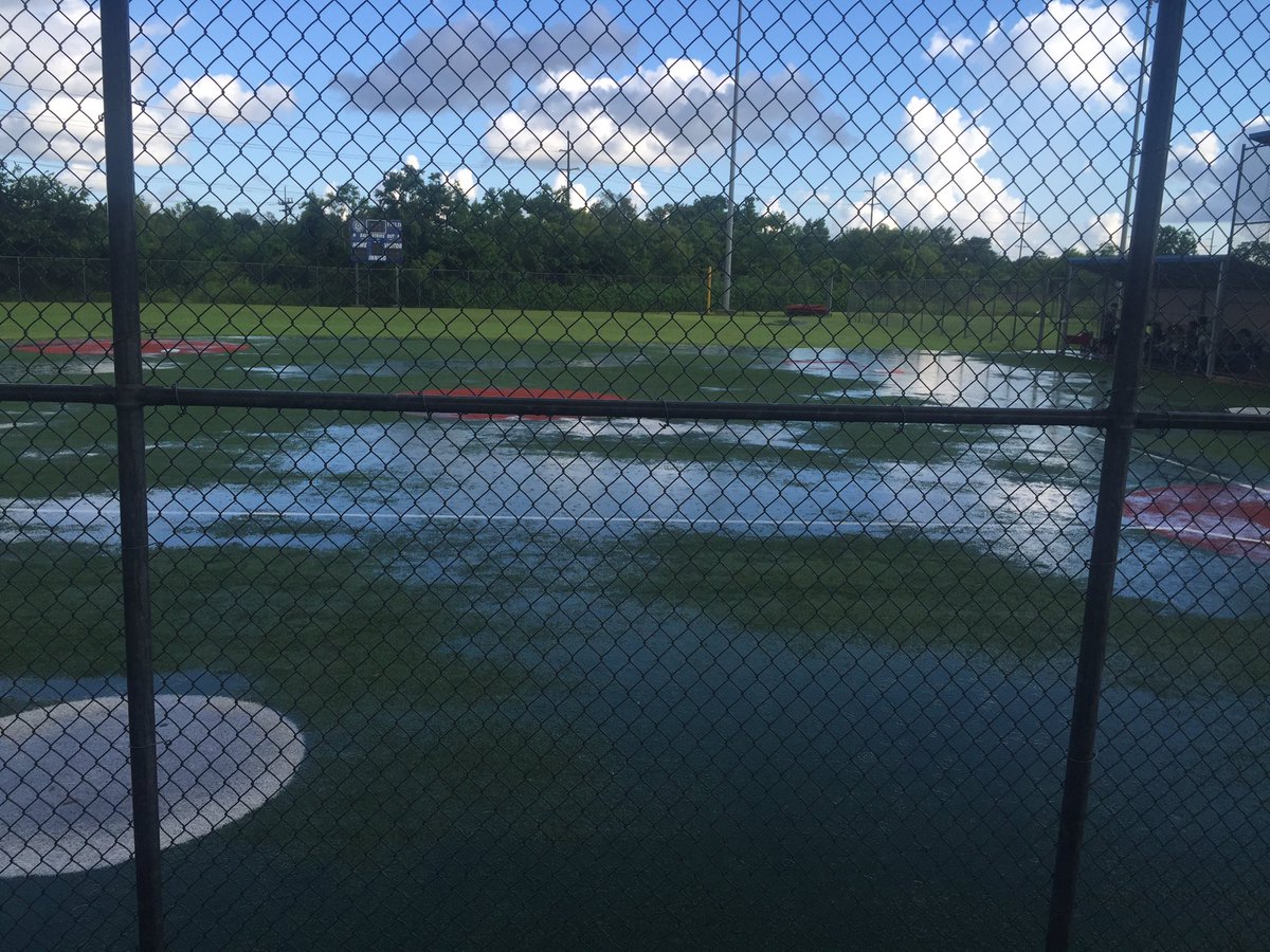 CoachD28_BU's tweet image. Daughter&apos;s 12U State Softball not going according to plan right now. Weathering the storm! 🌧☔️⛈#SoftballDadProblems