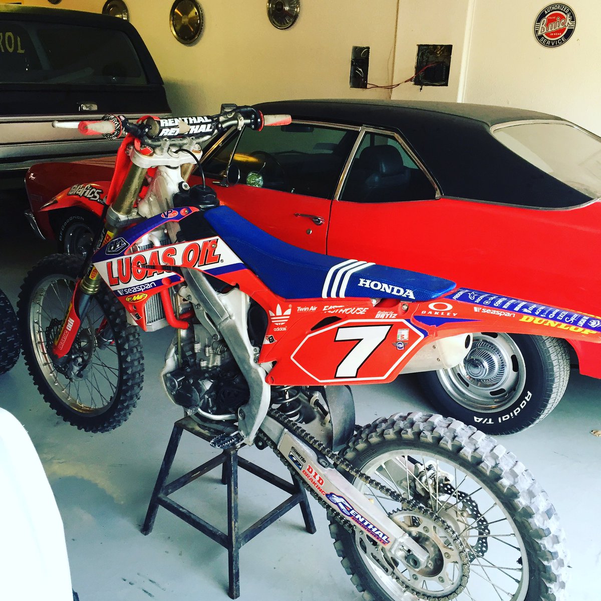 pedrozarate666's tweet photo. I'm back bitches 😈😈🏁🏁 #crf250r #hondaracing #babyintheback https://t.co/ht9MKoKvat