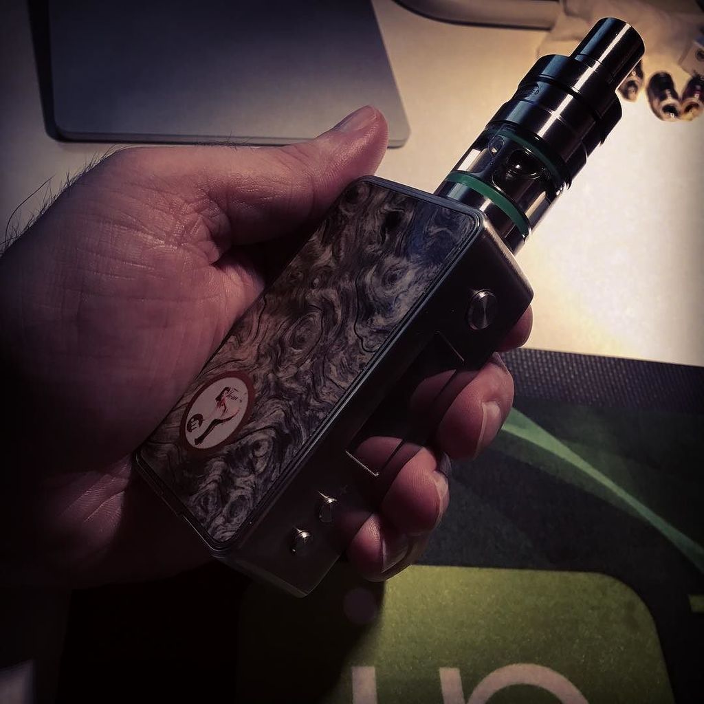 tmstr79's tweet photo. Fantastisch 👍🏼😗💨 #snowwolf Mini mit #eLeaf #Lyche #Vaping #Vapelife #Vapepics #Vapeporn ➡️ mactomster on Instagram https://t.co/xNj7tsL6yP