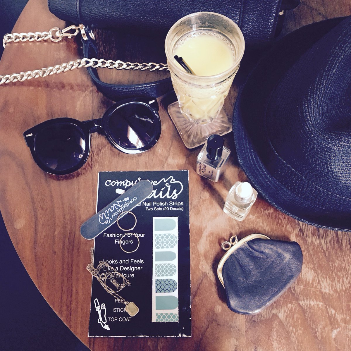 CompulsiveNails's tweet image. I’ll be ready in 5 minutes! #MyNailsComeFirst #TGIF #ItsWineOClock