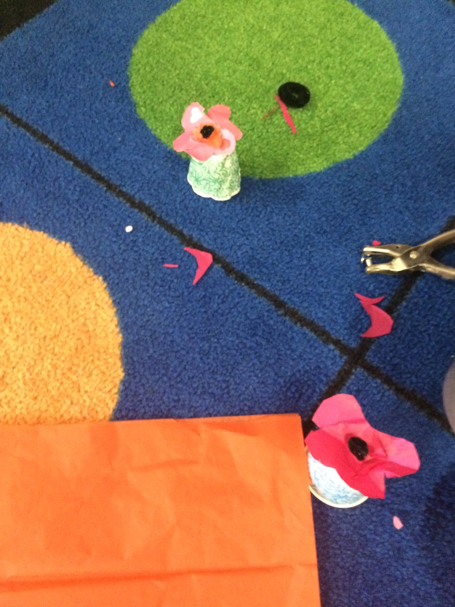MrsMosgrober's tweet photo. Buying & selling goods and services with money earned in class. #entrepreneurs #nesgrade2 #economics https://t.co/RpP7Vx8p8M