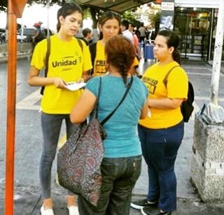 JovenesPJVargas's tweet photo. En la parroquia Catia la Mar salimos a informar el proceso de #ValidacionYA. Los varguenses quieren #Revocatorio https://t.co/3AkbHzoNul