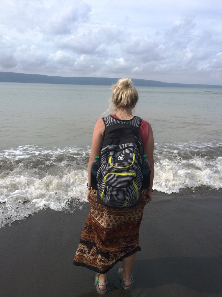 TatumHausmann's tweet photo. open your eyes &amp; turn around https://t.co/IRktdhHMmV