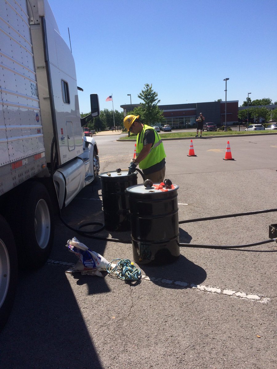 Highwayenv's tweet photo. Shelbyville, TN. Nashville crew with a fuel transfer and spill cleanup. https://t.co/6s2TD2w64m