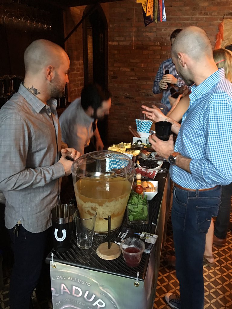 elbuhomezcal's tweet photo. Fiesta @ArteAgave @HerraduraTeq @donjulio https://t.co/pQ6uMuYSQK
