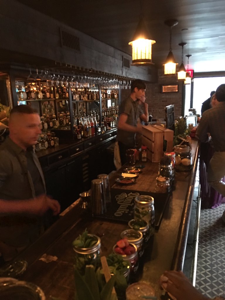 elbuhomezcal's tweet photo. Fiesta @ArteAgave @HerraduraTeq @donjulio https://t.co/pQ6uMuYSQK