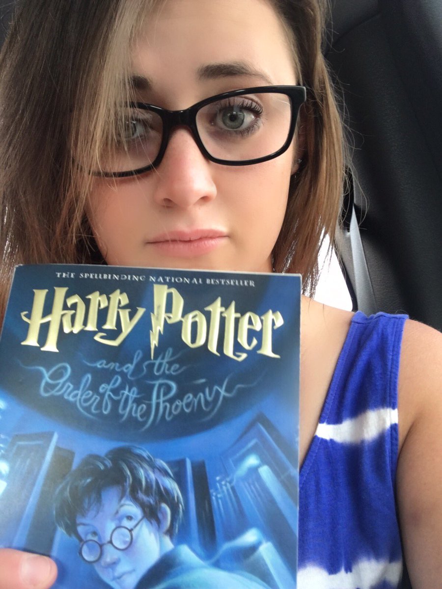 bri_Thomas16's tweet photo. My summer in a picture...🌚😂⚡️ #HarryPotter #officallyasenior https://t.co/HQicZ4b9VH