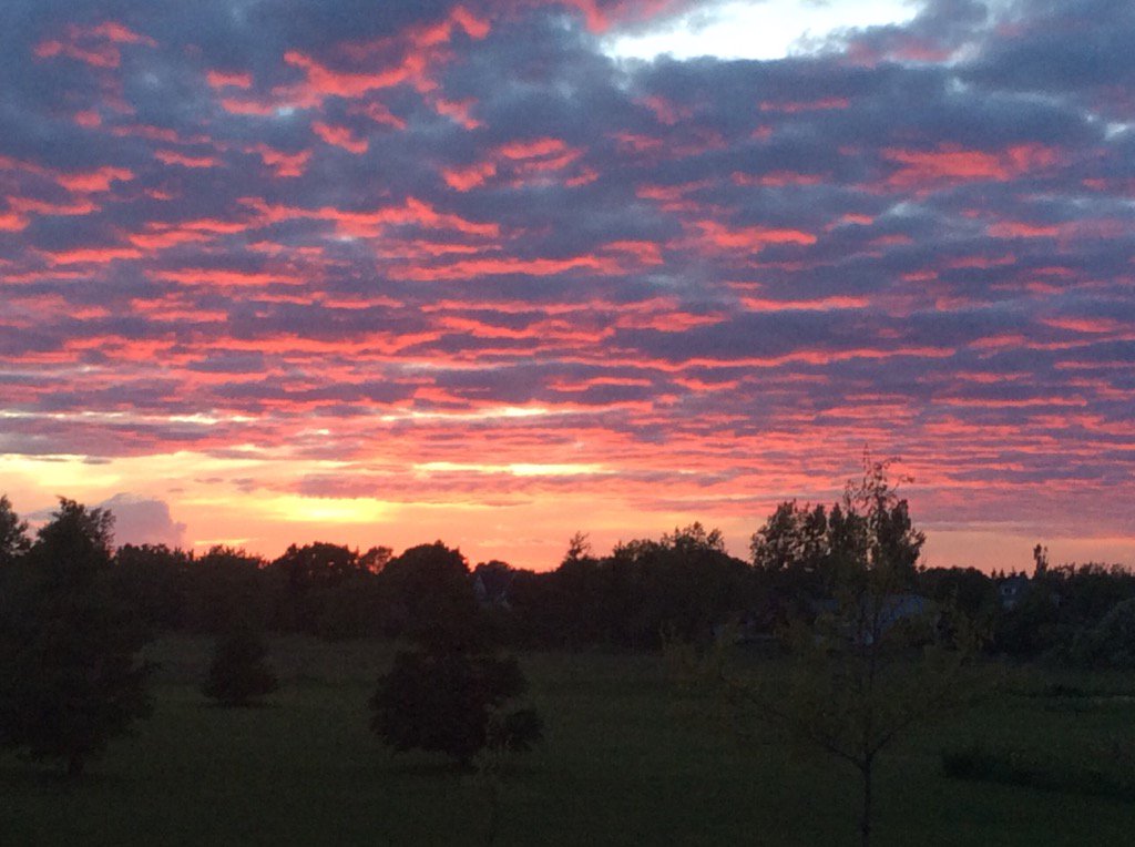 BoomerPEI's tweet photo. Red Sky Tonight...PEIslanders DELIGHT...for tomorrow. #finallyadryday https://t.co/1m0AX3drUN