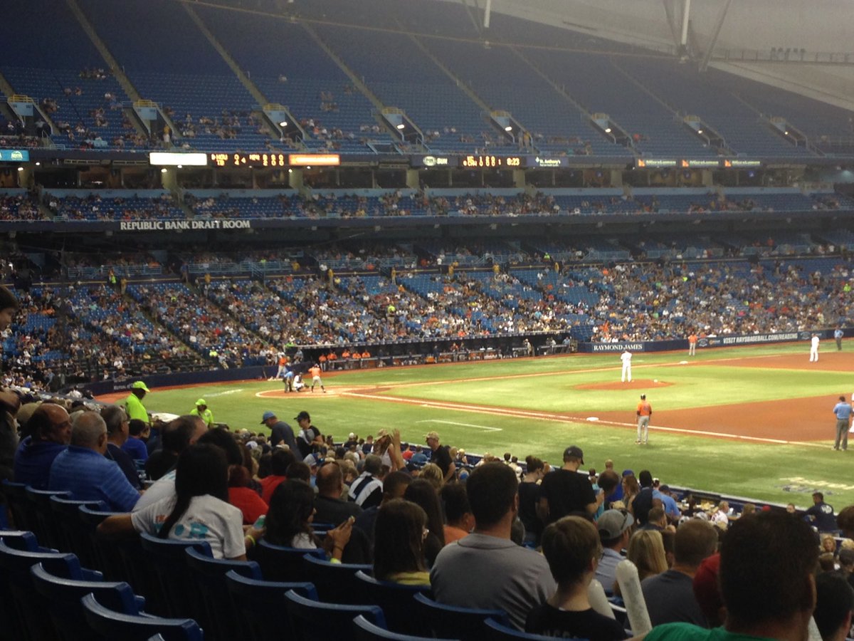 Andy_McI's tweet photo. Packed night at the Rays game #cricketforbeginners https://t.co/anTjTfcP5H