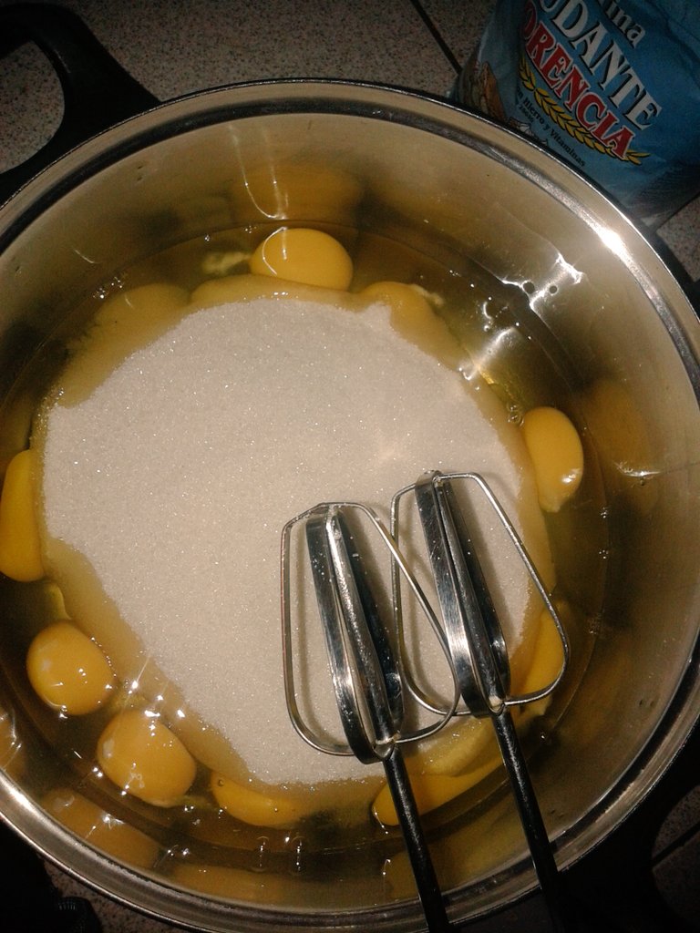 Brisachavez_17's tweet photo. Haciendo la torta para mañana llevar a #DiegoDeRojas ... https://t.co/E2uoaCIkTA