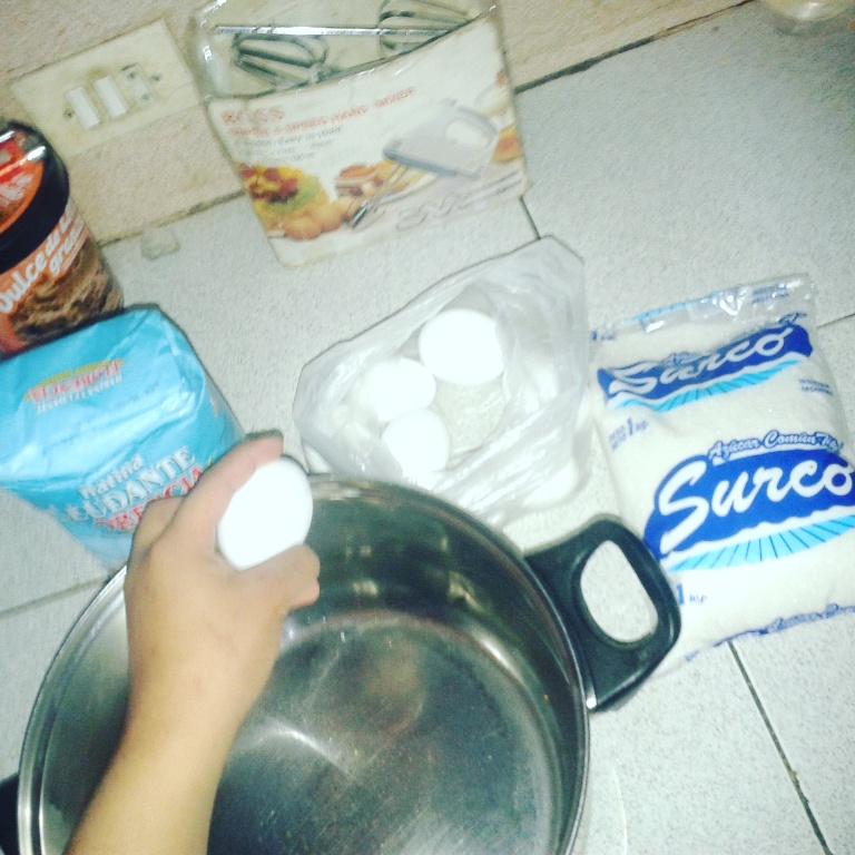 Brisachavez_17's tweet photo. Haciendo la torta para mañana llevar a #DiegoDeRojas ... https://t.co/E2uoaCIkTA