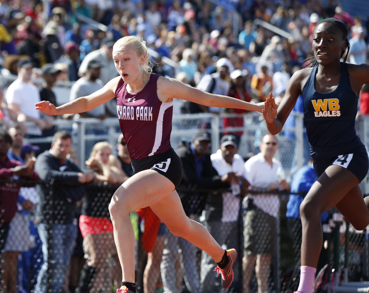 hsjrphoto's tweet photo. Jenna Crean from @op_athletics finishes first in heat 3 of the 200 meter dash. #preptalklive @NYSPHSAA @quakerntion https://t.co/KU0iCdW0aI