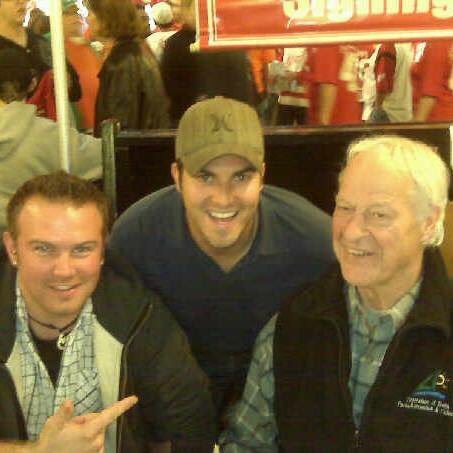 WellnessDallas's tweet photo. Gordie, sad to see you go.  Mr. Hockey says it all. #MrHockey #GordieHowe #RedWings #class #nhl https://t.co/9MVge7tldO