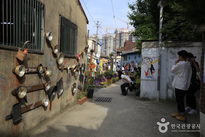 Kor_Visitkorea's tweet photo. 가능하지 않다고 생각한 타임슬립여행. 가능합니다..(단호박)과거로의 여행은 #광주 펭귄마을에서 가능합니다..(또단호박) #광주 양림동 펭귄마을로 주말에는 타임머신 타보실까요?^^ #타임슬립 https://t.co/KaippM4OnQ