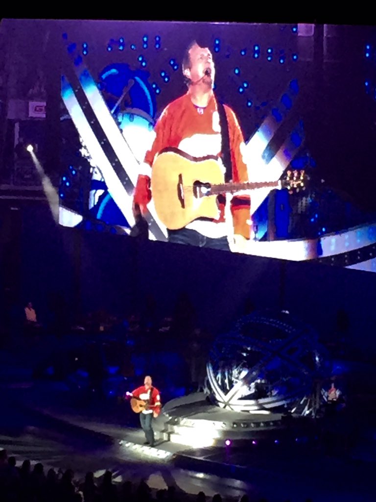 The legendary <a href="/garthbrooks/">Garth Brooks</a> paying tribute to #GordieHowe. Goosebumps. <a href="/sasktelctr/">SaskTel Centre</a> going wild.