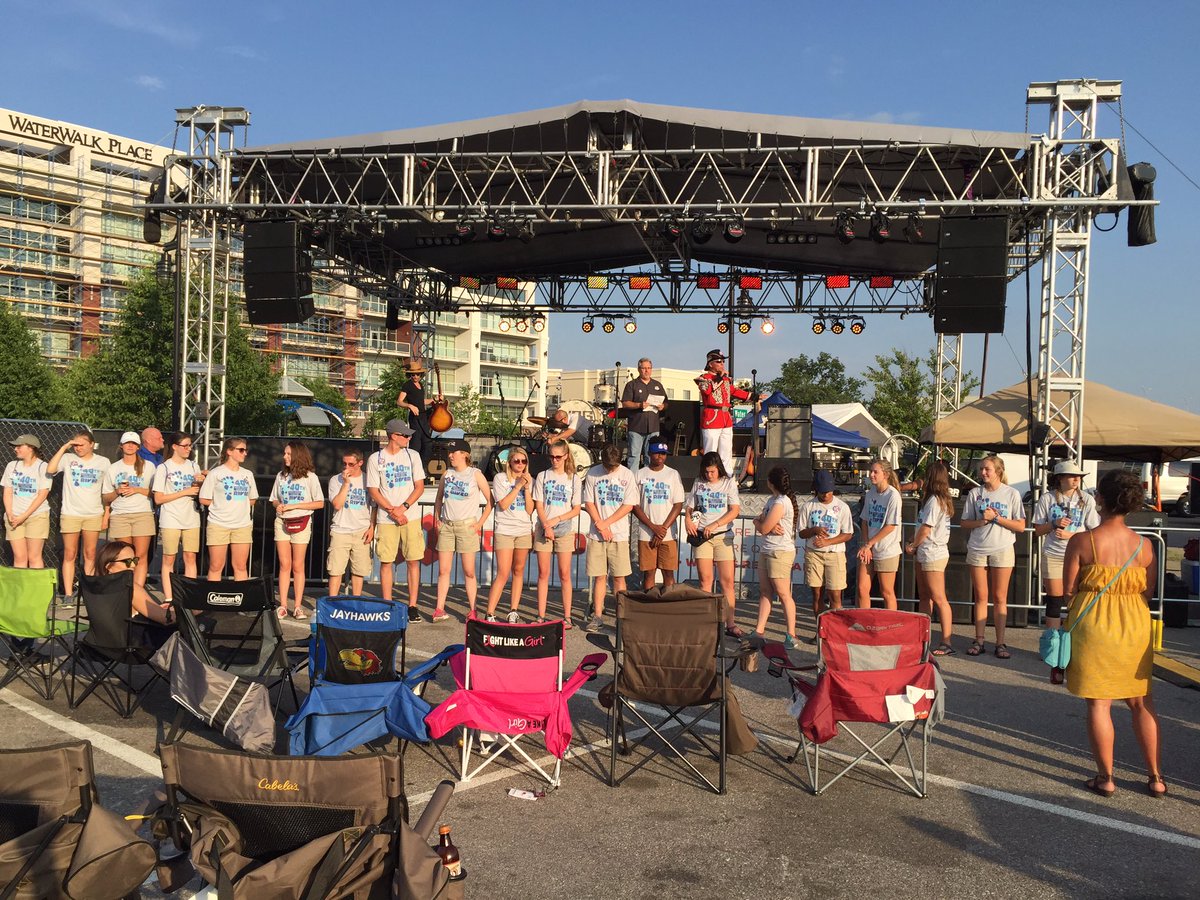 marcellakaye's tweet photo. @Riverfest #schoonies2016 onstage with #hank100.5 https://t.co/tFA0zykGw1