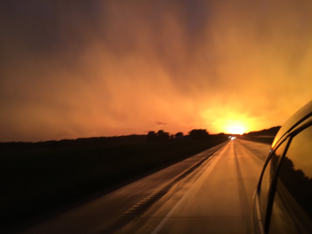 tylermorey's tweet photo. Fire sky 🔥 #wisconsinsunset #thunderset https://t.co/2RddtnKBgI