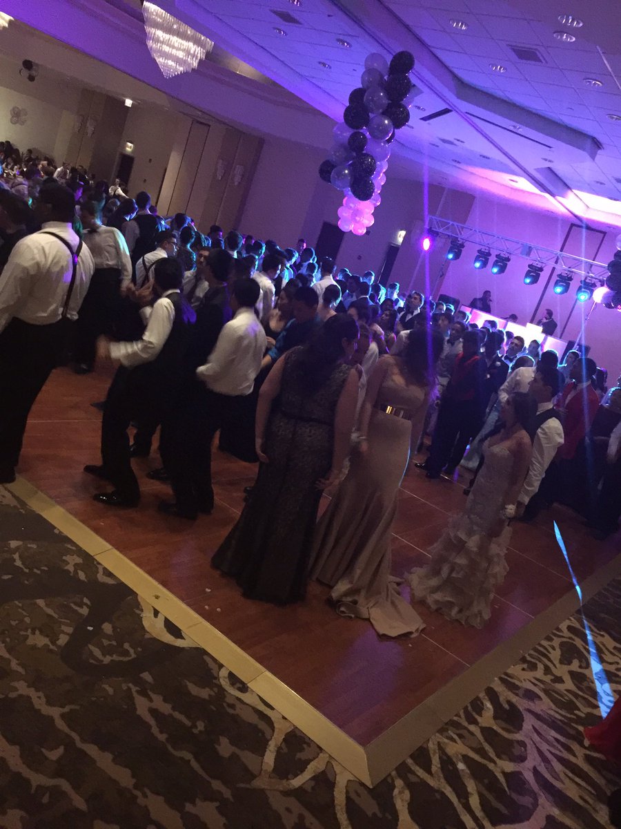 MarlboroHSinNJ's tweet photo. Dance floor is full! #SeniorProm2016 @stang_gang16 https://t.co/BR6YSX67Xm
