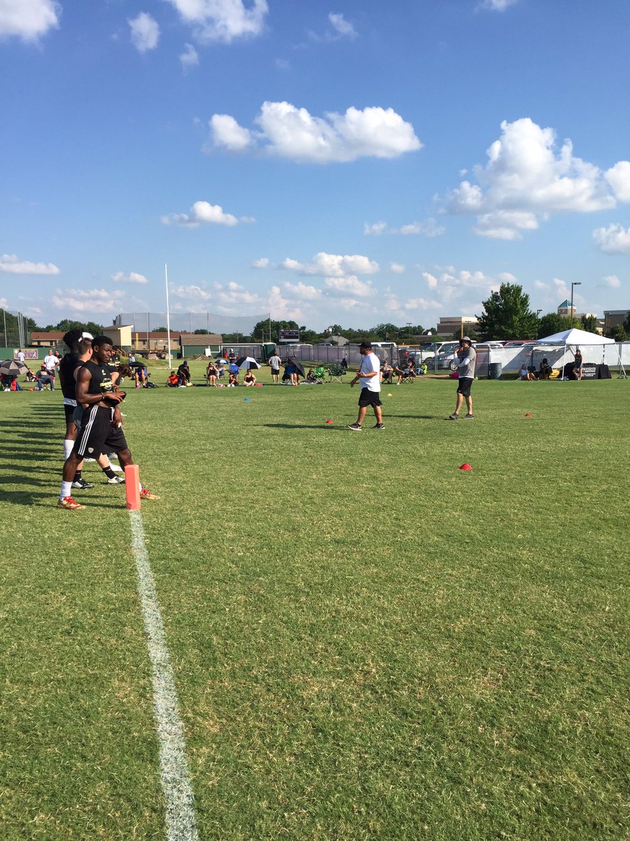 SWEliteFootball's tweet photo. @CoachCEllis ans @SUPiratesFB coaching up RB's today! #SWEFC https://t.co/oiLL17Vhz1