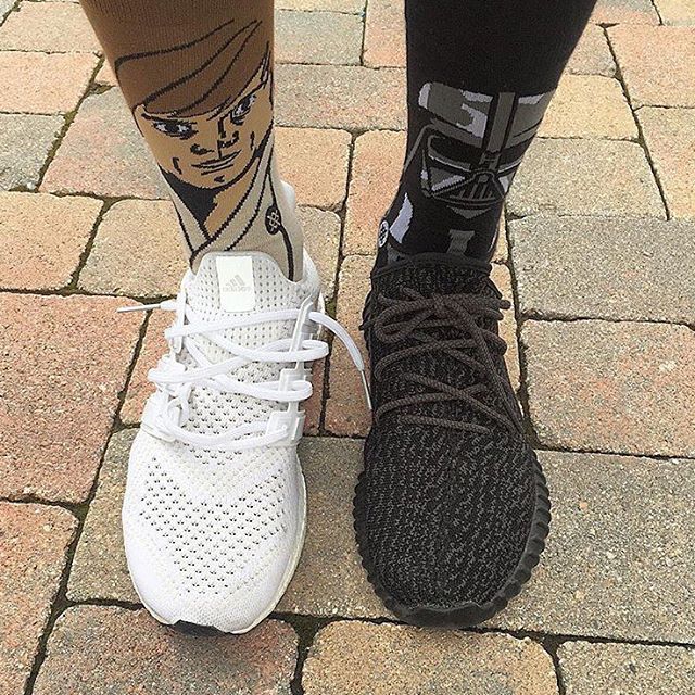 yeezyboost350us's tweet photo. Left or Right  Yeezy Boost 350  #yeezyboost350 #yeezy https://t.co/64iQIDrAau