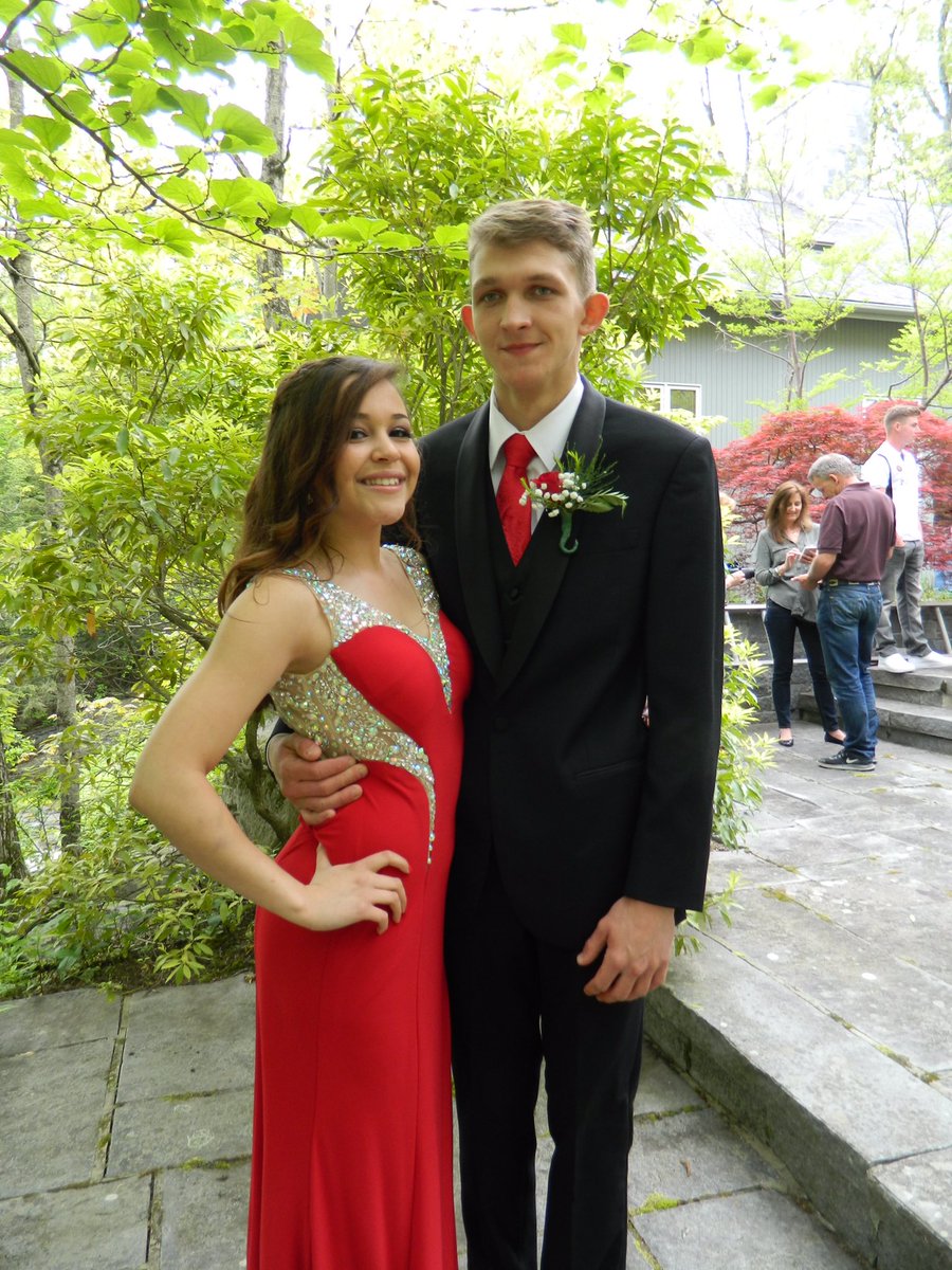 lithiumdiaries1's tweet photo. throwback to my babe and I slaying prom๐๐ญ #onfleek #theefuck? https://t.co/vtOBW8aQqE
