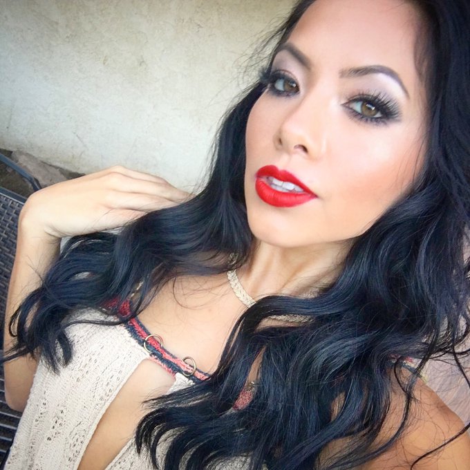 👄👄 https://t.co/b4BenaDPwT