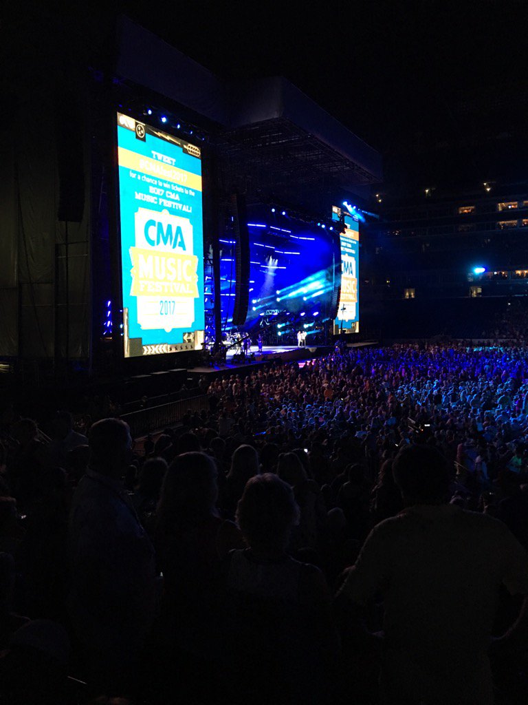 CaryJohnson's tweet photo. #Cmafest2017 https://t.co/7NMUUf8ViK