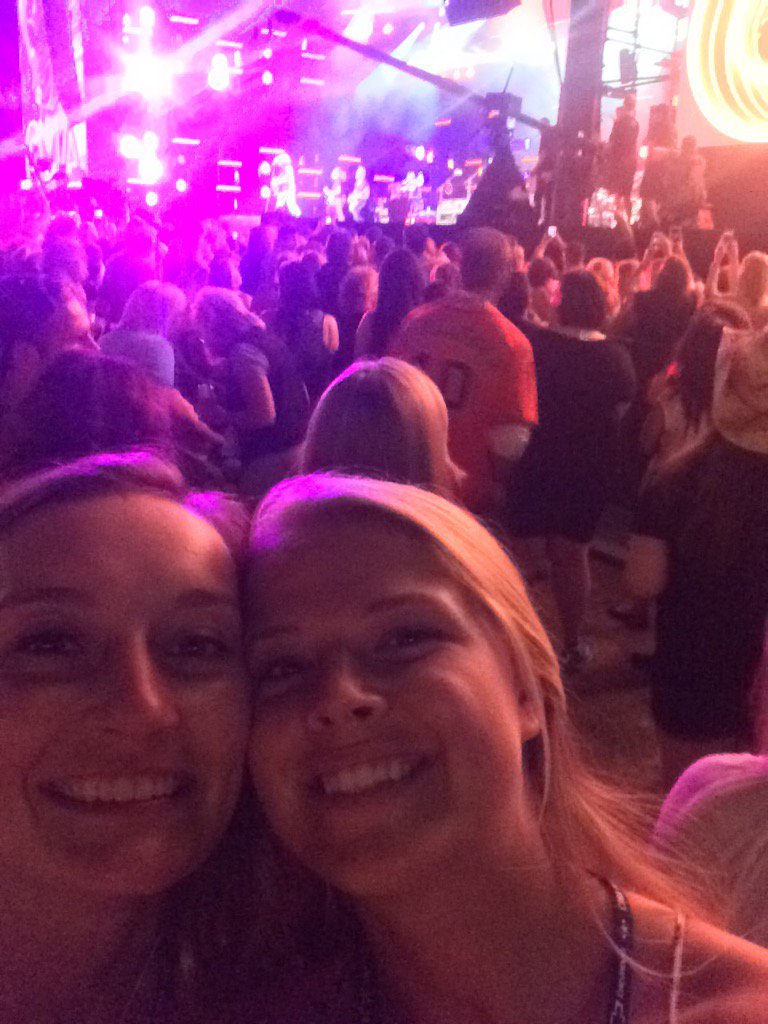 Shuuggz's tweet photo. #CMAFEST2017 https://t.co/MWO0WZzp5R