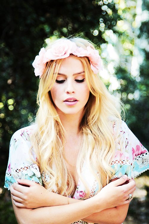 isatbytheriver's tweet photo. #HappyBirthdayClaireHolt https://t.co/P2uv4CrnnF
