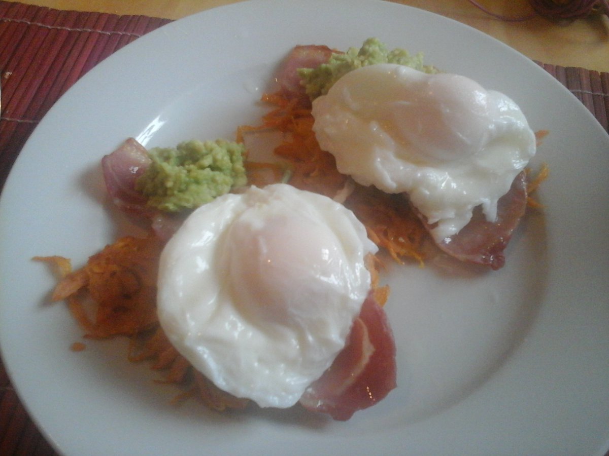 NutritionHD's tweet image. New breakfast in our new kitchen this morning! Sweet potato hash browns w/ spinach, bacon, guacamole &amp;amp; poached eggs.
