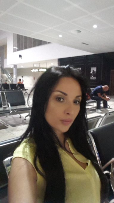 Early flight. . . I m so tired  @PBatterbury  ? ✈?#Normandie https://t.co/mXBYF3BBDZ