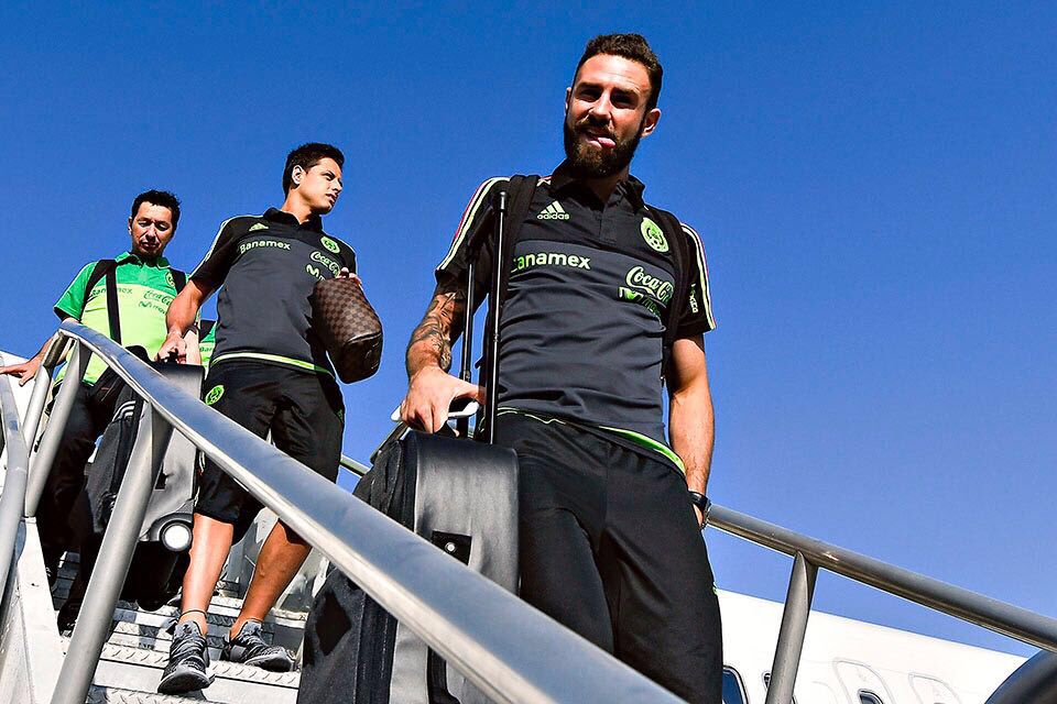 Miguel_layun's tweet photo. Que pasen una excelente noche. Mañana seguiremos la preparación en Houston de cara al juego vs Venezuela! 👊🏻 https://t.co/iTG5H8N99n
