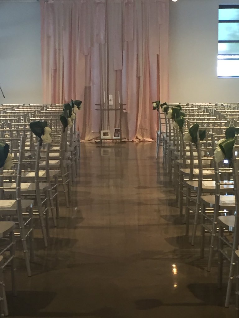 FoundersOneNine's tweet photo. Modern Elegant Ceremony Today #omahaweddings https://t.co/60erAHPurn