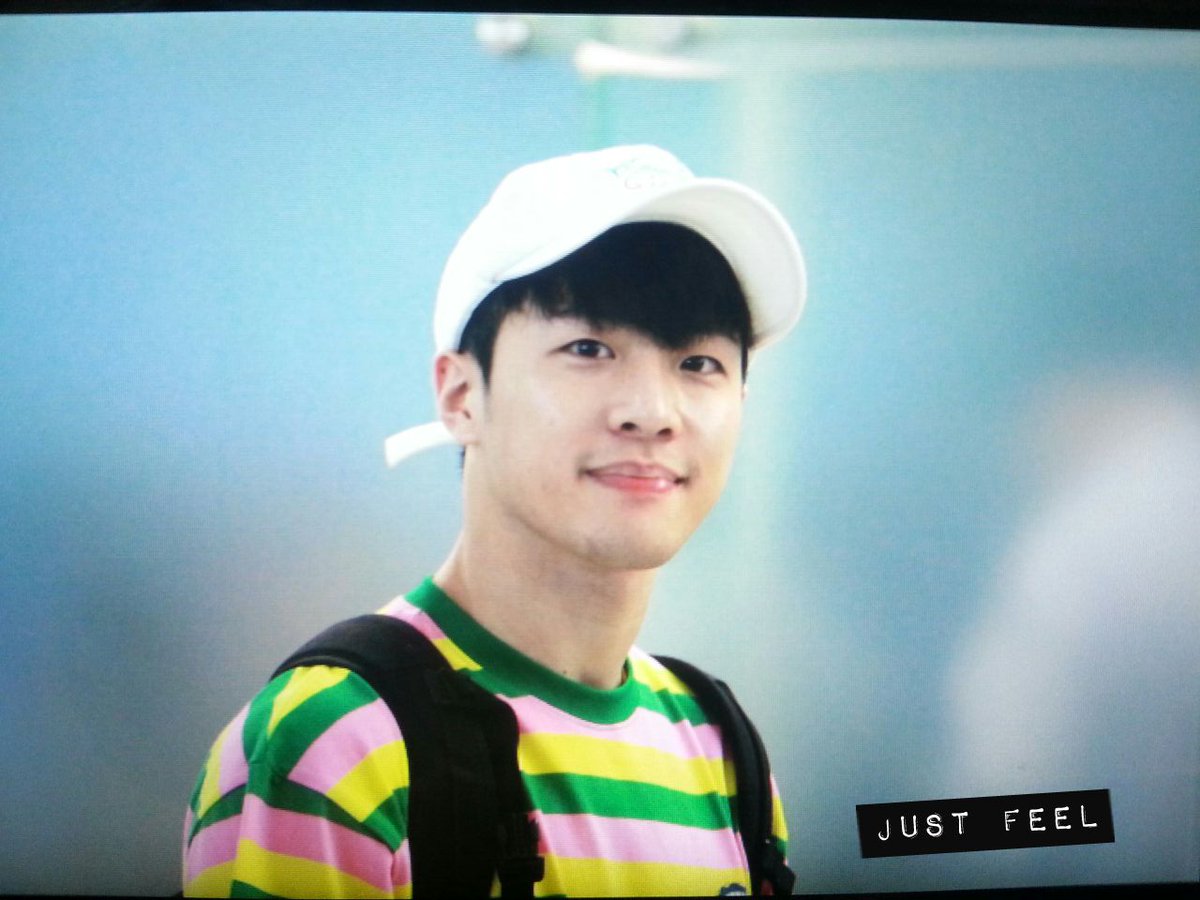 JustFeeldog's tweet photo. 프리뷰 160610 빅스타 필독 인천공항 출국 웃는거 넘 이뻐서 몸이 막 녹을거같아♥ https://t.co/8xRd0vl26C