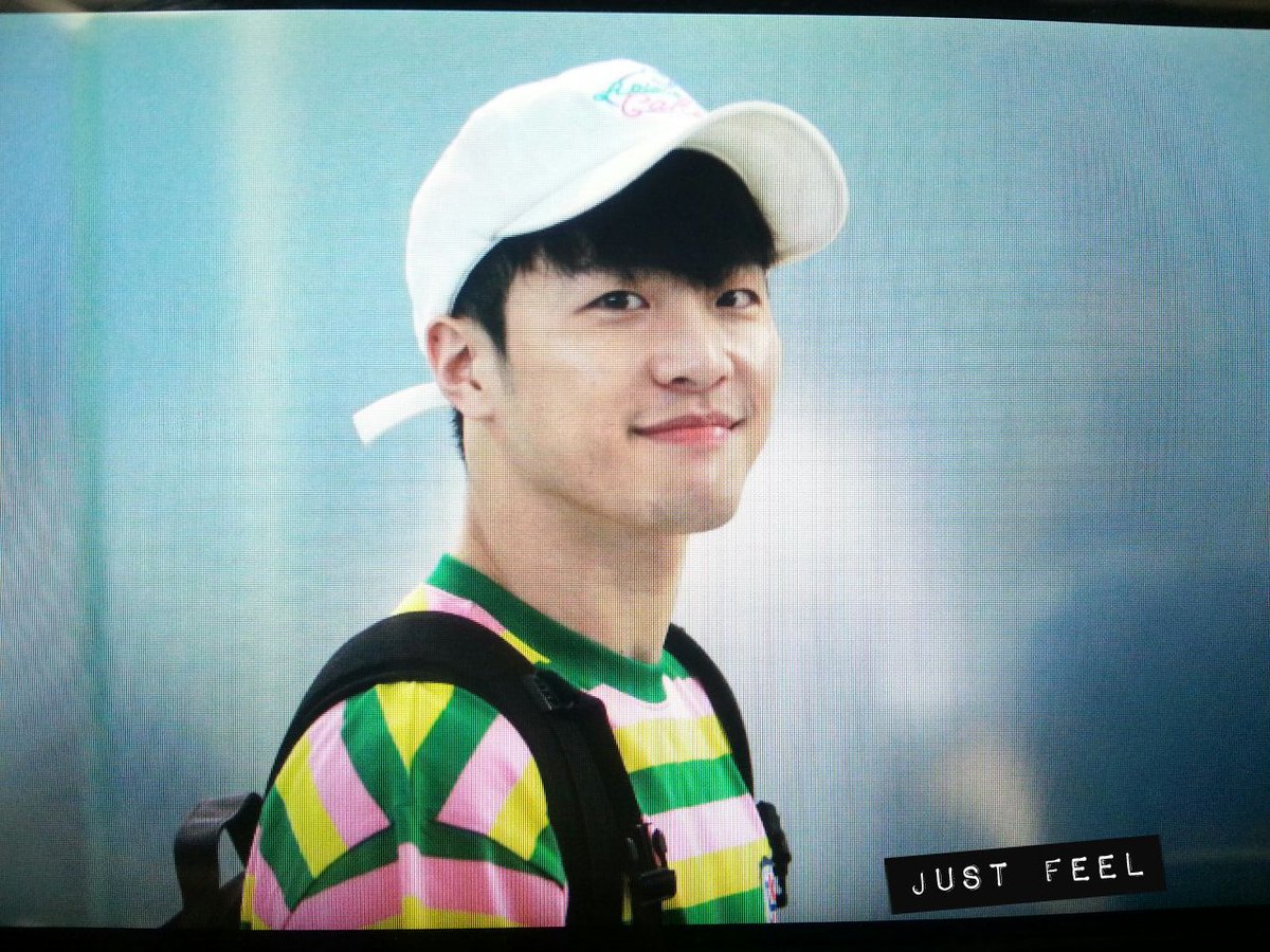 JustFeeldog's tweet photo. 프리뷰 160610 빅스타 필독 인천공항 출국 웃는거 넘 이뻐서 몸이 막 녹을거같아♥ https://t.co/8xRd0vl26C