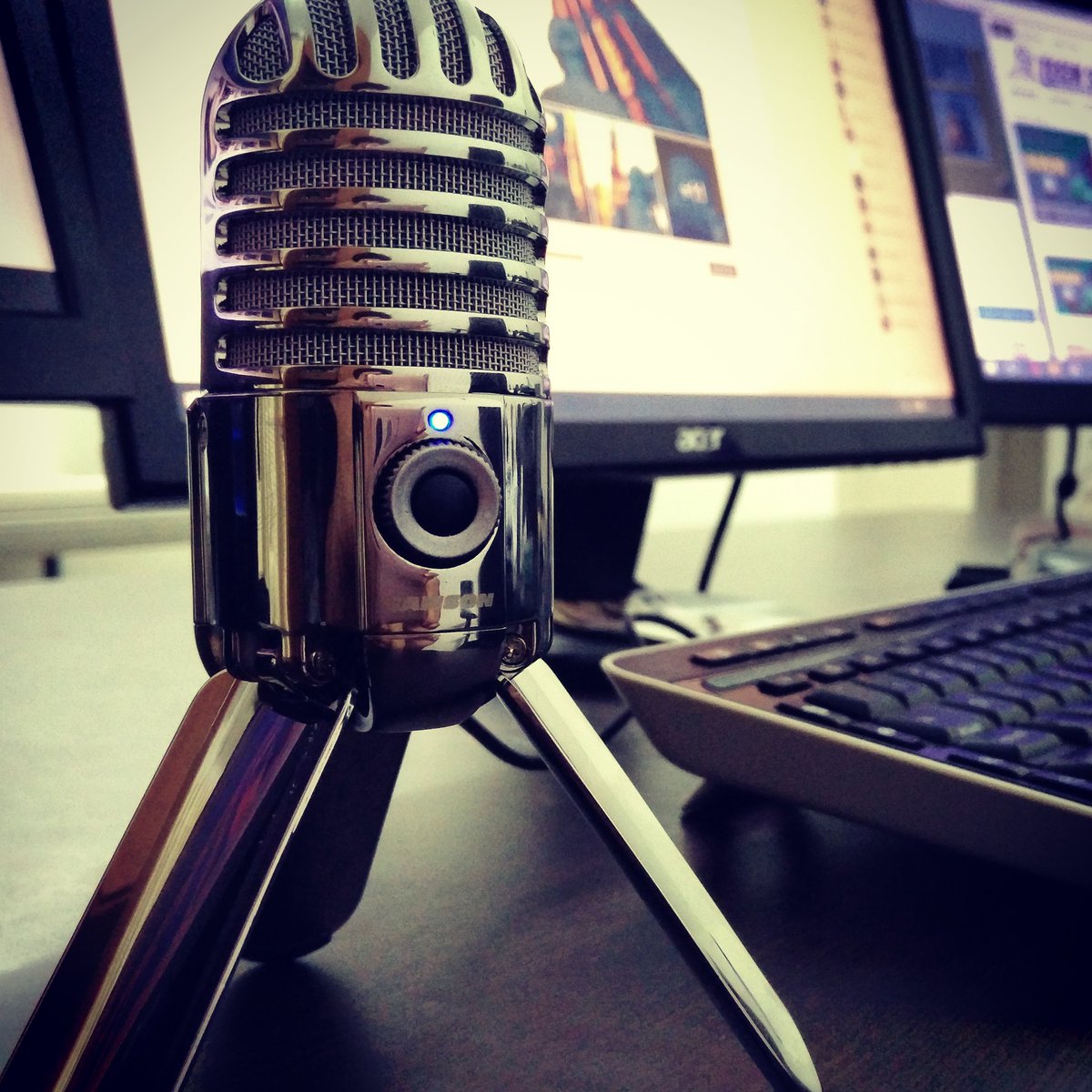 TechShan's tweet photo. The #Samson Meteor #mic just hit my studio :) Superxcited #audio #recording  #microphone  #youtuber #samsonmeteormic https://t.co/RcWluMTDmQ