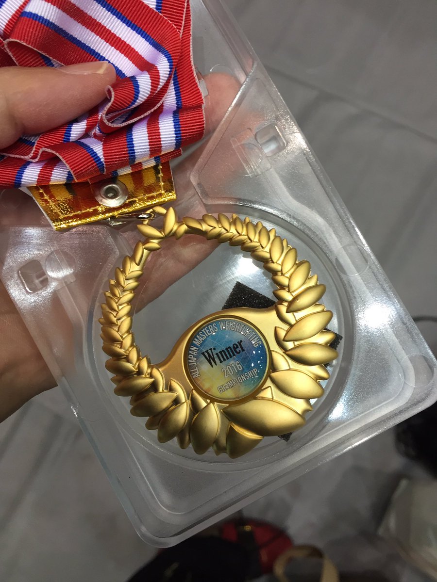 初めての全日本マスターズでの金メダル
金部分がマット仕上げになってたり飾りガラスが水色だったりなんだかステキです