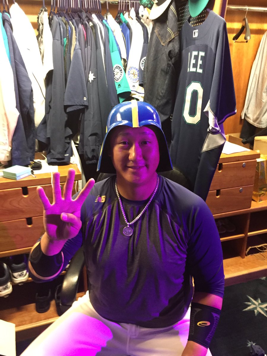 The Legend of Dae Ho Lee continues to grow. 2 💣💣 4 rbi's #MasterOfTheSwelmet #4thTime #Mariners