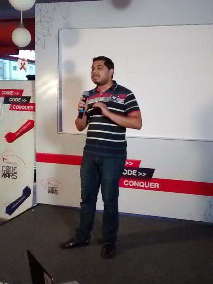 skillenza's tweet image. Chief Technology Officer of Shadowfax Vaibhav Khandelwal talking with the hackers 
#shadowfaxcodewars #hackathon