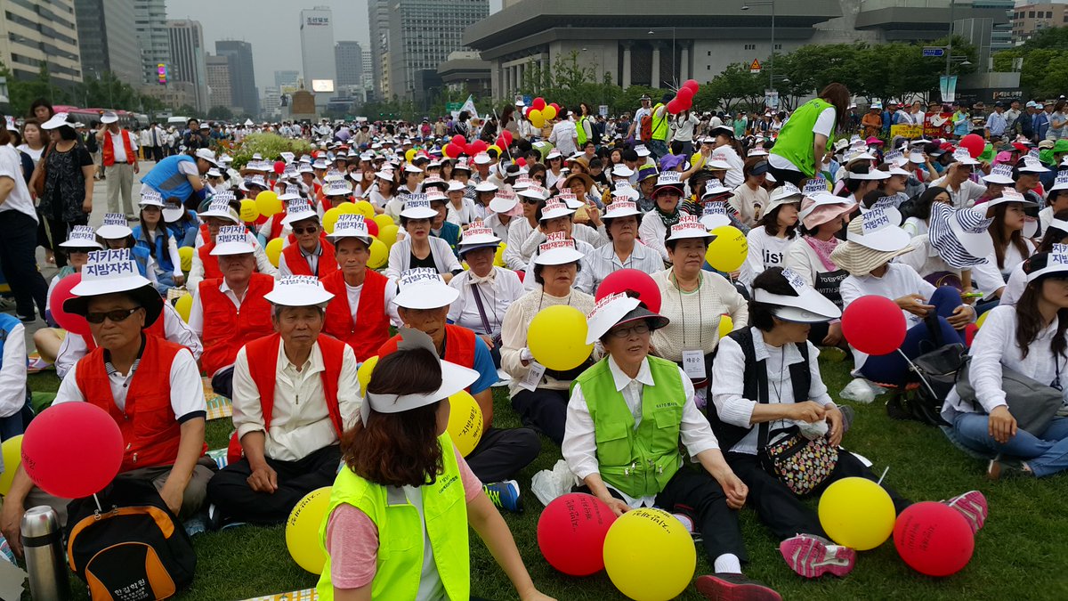 337337k1's tweet photo. 광화문 집회 장소에서 단식 5일째인 시장님께서 희망과 결단의 메시지를 전하고 계십니다. https://t.co/tp2nDbti8A