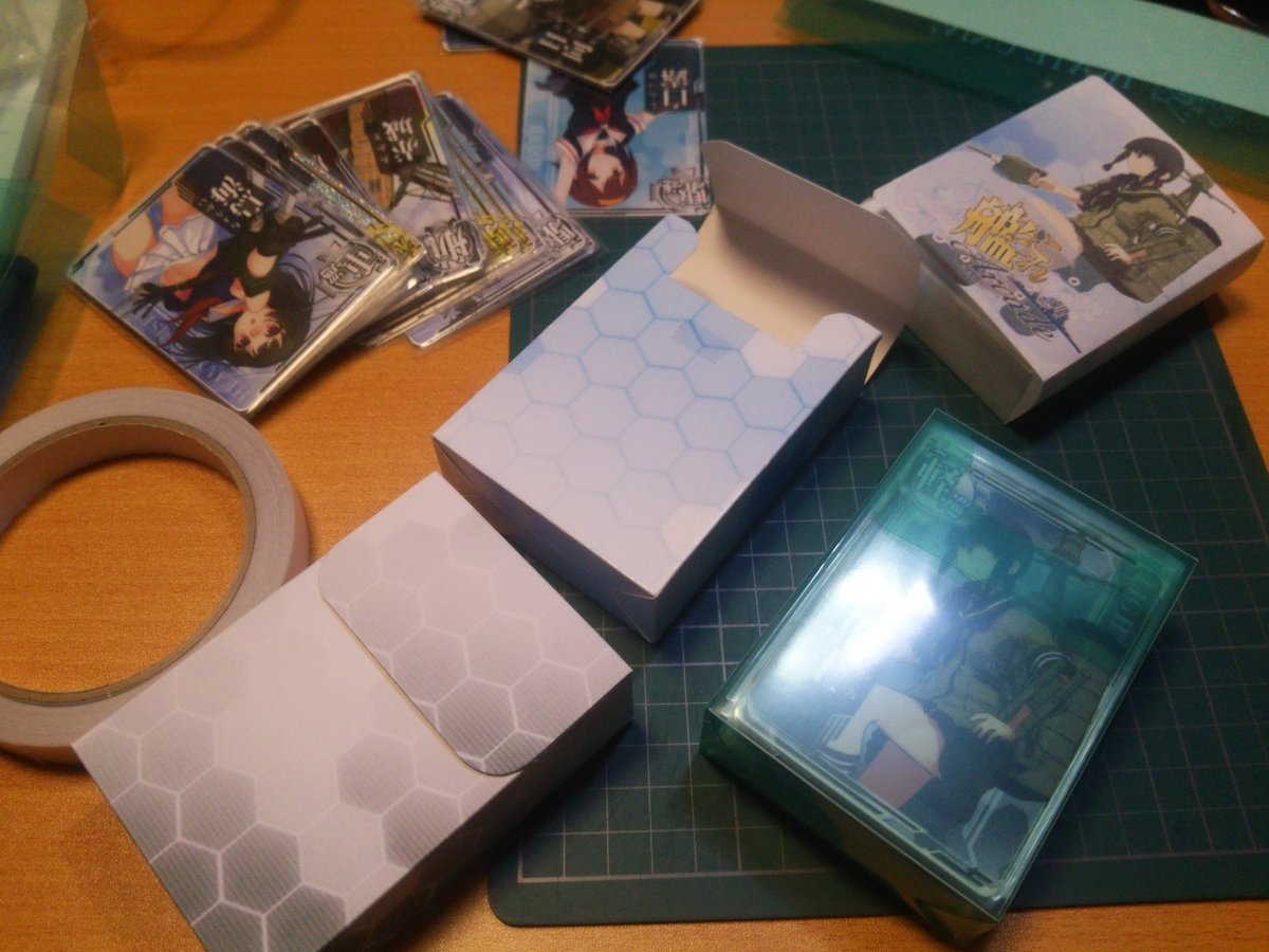 あぐち 艦これアーケード用自作デッキケース試作品 サイズ W71 D29 H100mm 厚紙に印刷も良いけどクリアファイル 素材もシンプルで良いかも ファイル1枚から２個量産出来るし デッキケースを収納するデッキケースケースが欲しくなるな