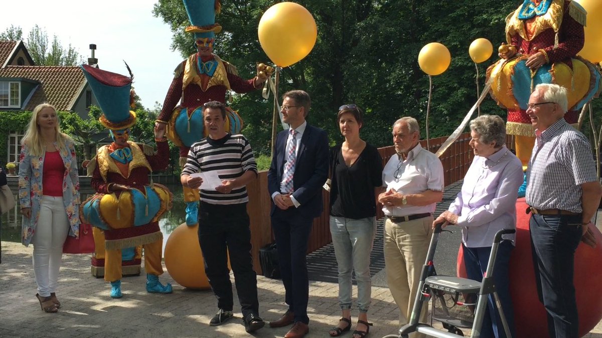 079stadsdichter's tweet image. Voordragen gedicht bij opening vd Nicolaasbrug door wethouder @RobinPaalvast, #HGOS en #Terra Artprojects Zoetermeer