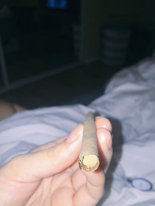 Entertain me, I'm the only one awake bc of how dangerous my blunts are 🔥 https://t.co/qrhKFgZRtO<a href="/tag/sideboob"class="tags"><span>#sideboob</span></a>