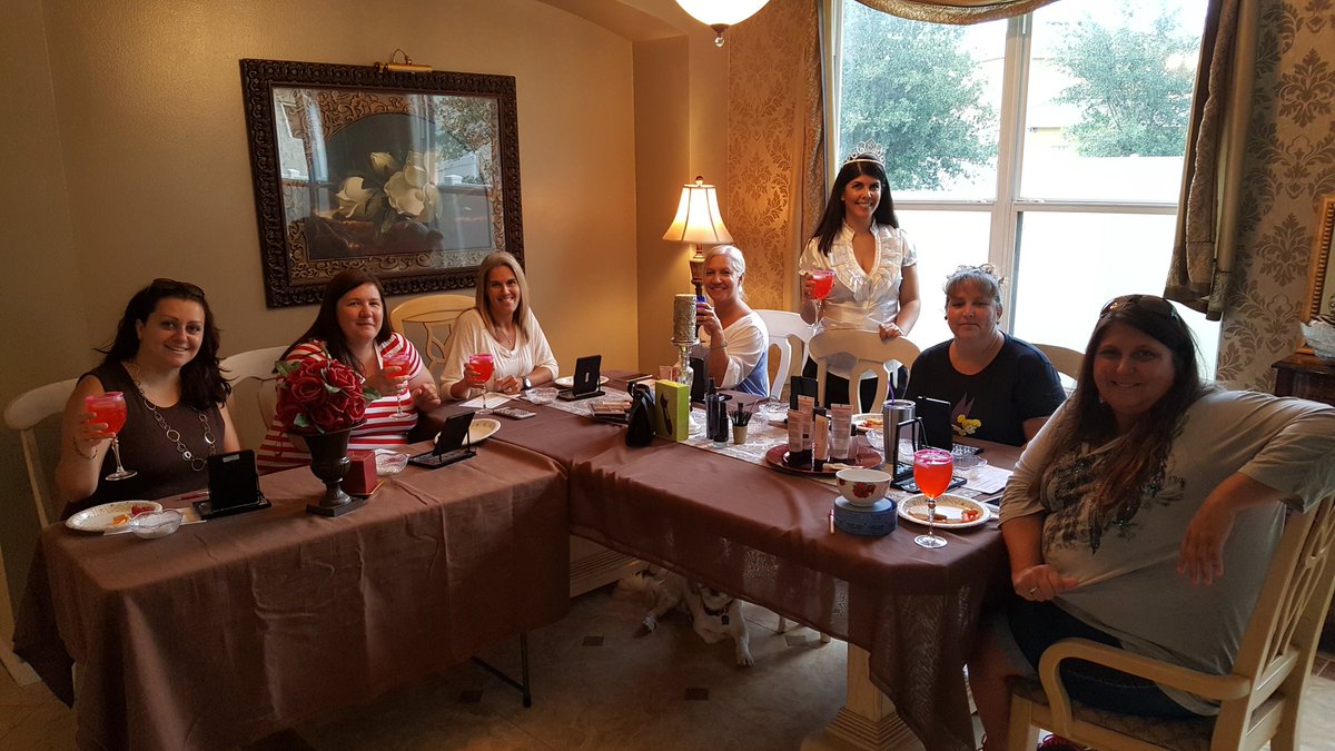 MaryKayMayra's tweet photo. This here....that's my #tribe. #wegettoparty #backtothekitchentable #mymklife #gogeminis https://t.co/cLoz9qpMgF