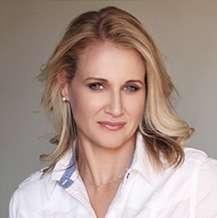 Geluk met jou verjaarsdag <a href="/iamjazzmien/">Jacomien De Villiers</a> ! Ons is baie lief vir jou. Happy birthday!