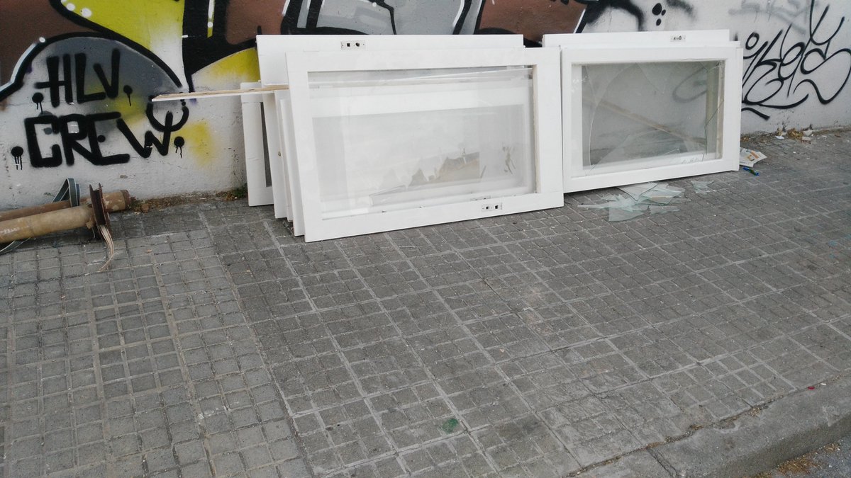 #TerrassaNeta avui va de vidres!!! <a href="/favterrassa/">Fav Terrassa</a> <a href="/AVSantPereNord/">AV de Sant Pere Nord</a> <a href="/AVLAMAURINA/">#lamaurinacombativa</a> <a href="/avtorresana/">Av Torre-sana</a> <a href="/ecoequip/">Eco-equip</a>