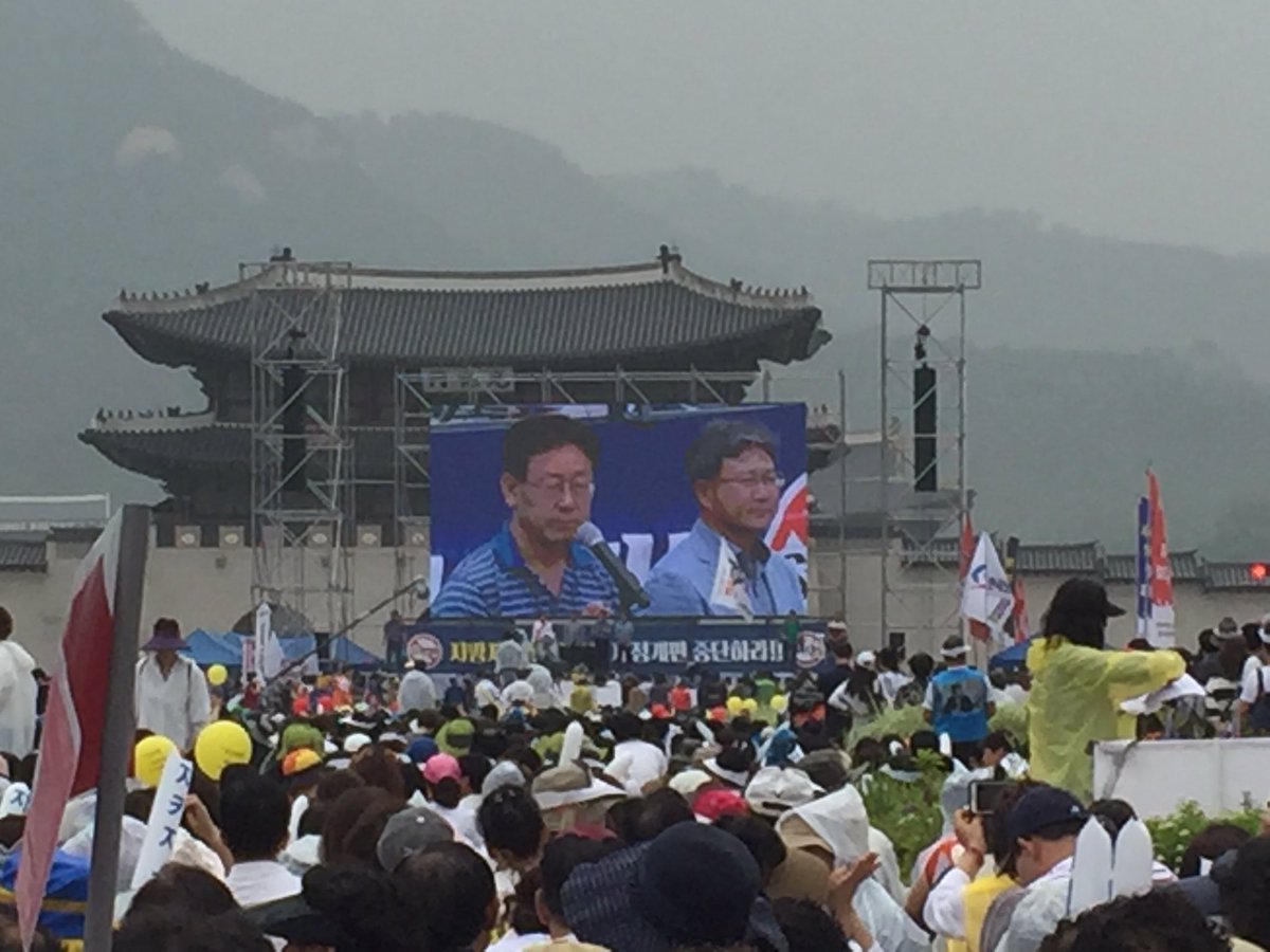 이재명시장의 단식5일째가 되었습니다.목소리는 작으나 큰 울림에 4만여명은 조용히 귀기울이고있습니다.