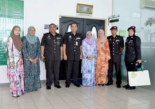 razrin16's tweet photo. Selamat bercuti &amp; bersara PKP Saidun B Othman Pengarah Sekolah Henry Gurney.Terima kasih di atas ilmu yang dicurahkn https://t.co/6o24YPHFhm