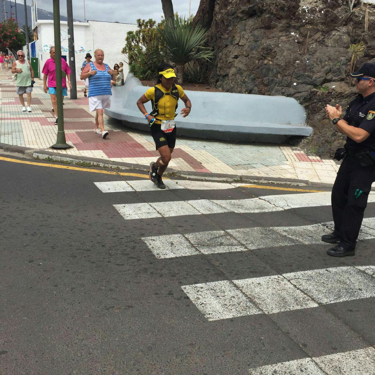 TenerifeBlueTra's tweet photo. Nadie se puede resistir a aplaudir al ganador de la #Ultratrail #Bluetrail2016 #SEGURIDADBLUETRAIL Sange Sherpa https://t.co/OocJXgTUKH